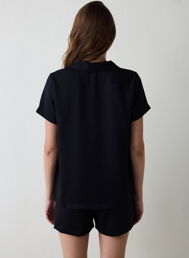 بنتي طقم بيجامة ساتان بأكمام قصيرة وياقة قميص مع شورت - Image 3